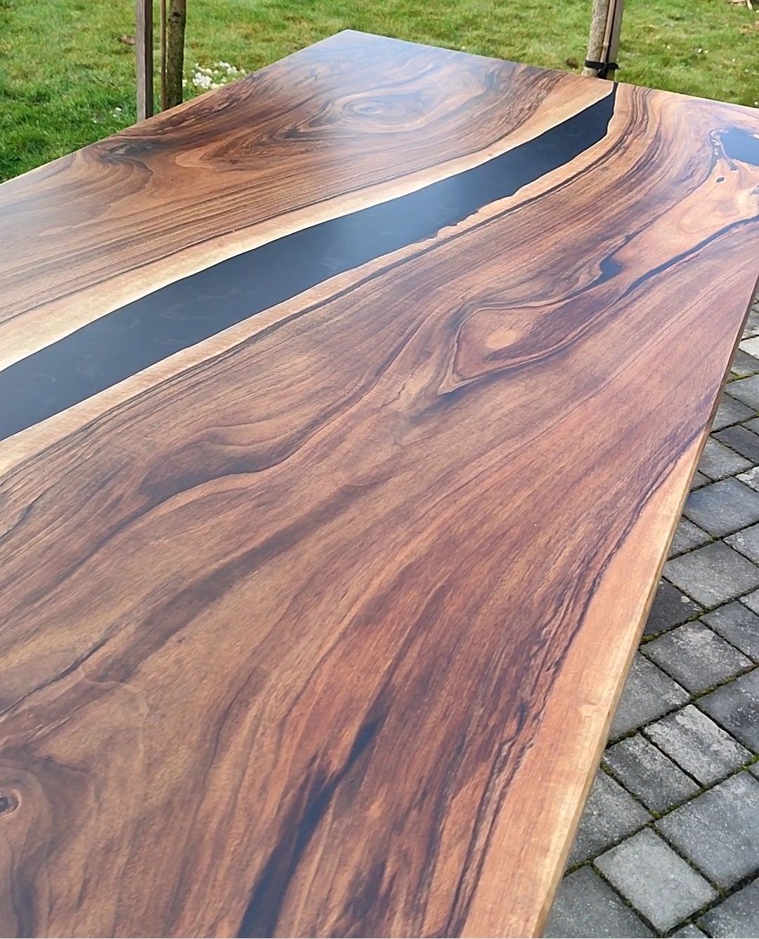 Wyjątkowy stół z orzecha włoskiego  z litego drzewa  żywica epoksydowa