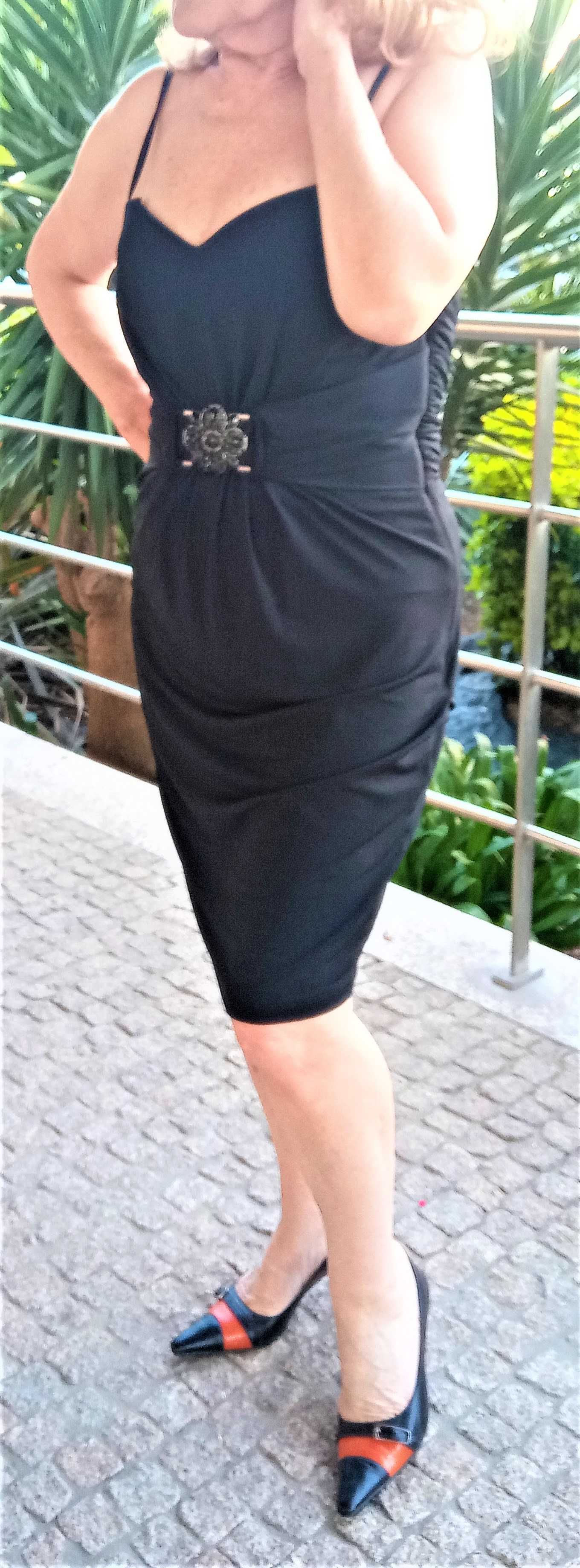 Vestido preto com aplicação