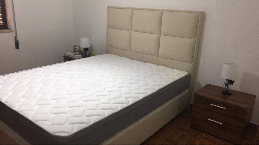 Vendo cama com colchao