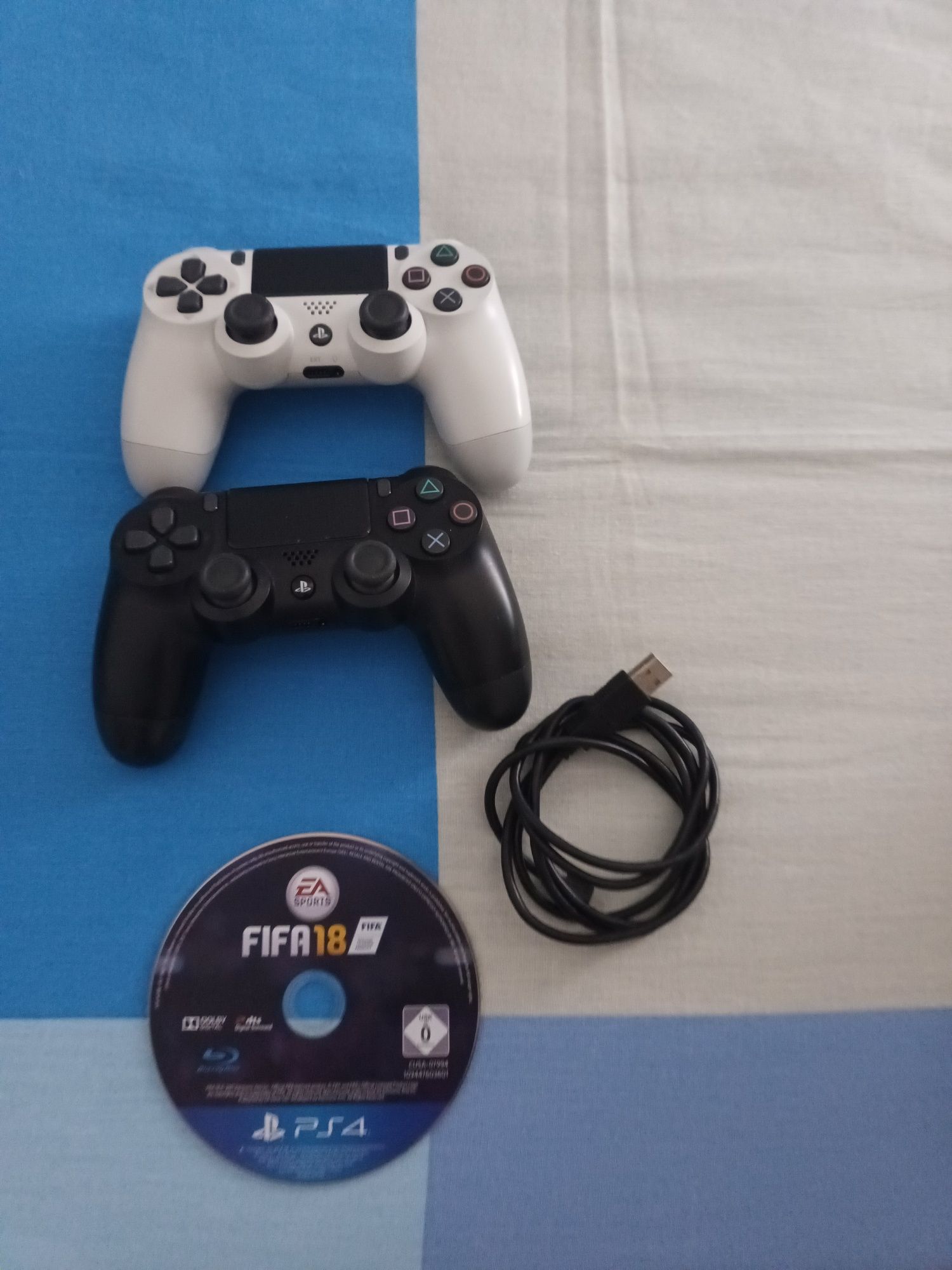 Playstation 4 com dois dualshocks(comandos) fifa 18 e cabo