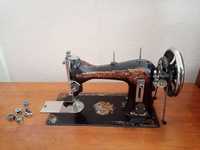 Раритет, швейна машина Singer (МЛМЗ) зі станиною та ножним приводом.