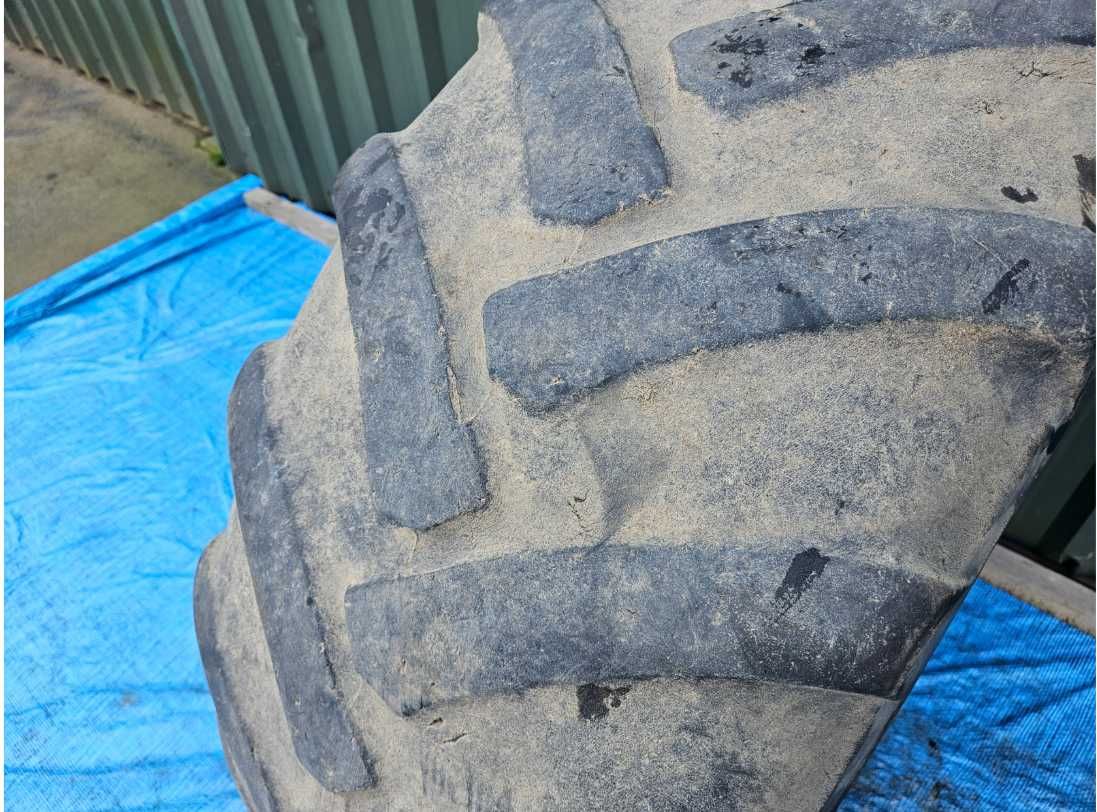 Opona Continental 425/75 - R 20 Contract 425/75r20 Ac 70 G Mpt