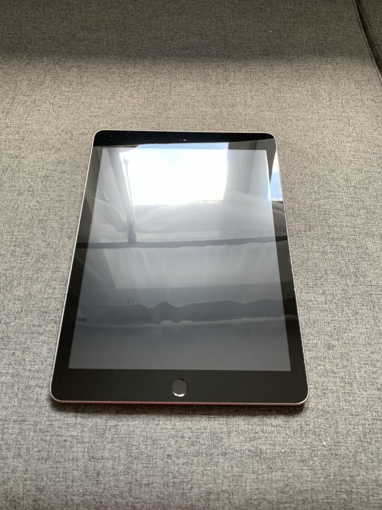 iPad (5th gen) A1822,128gb wifi