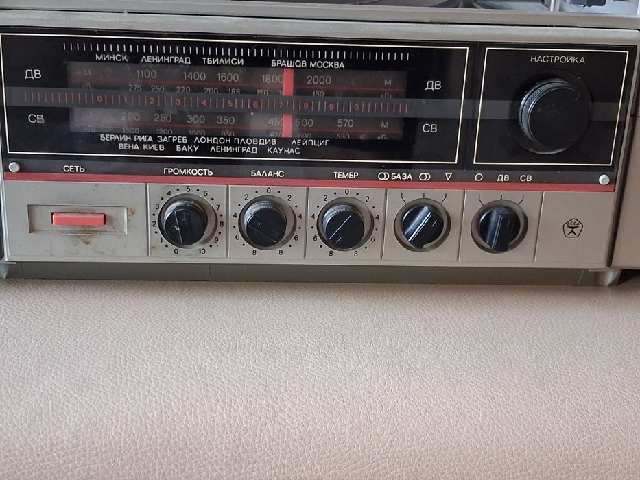 Магнитофоны разные.