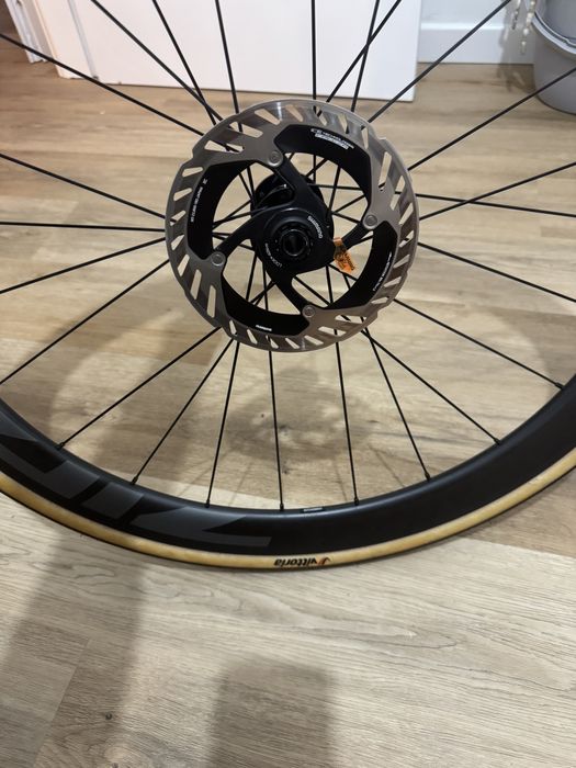 Roda frente Zipp 303 S em carbono, compatível com tubeless disco