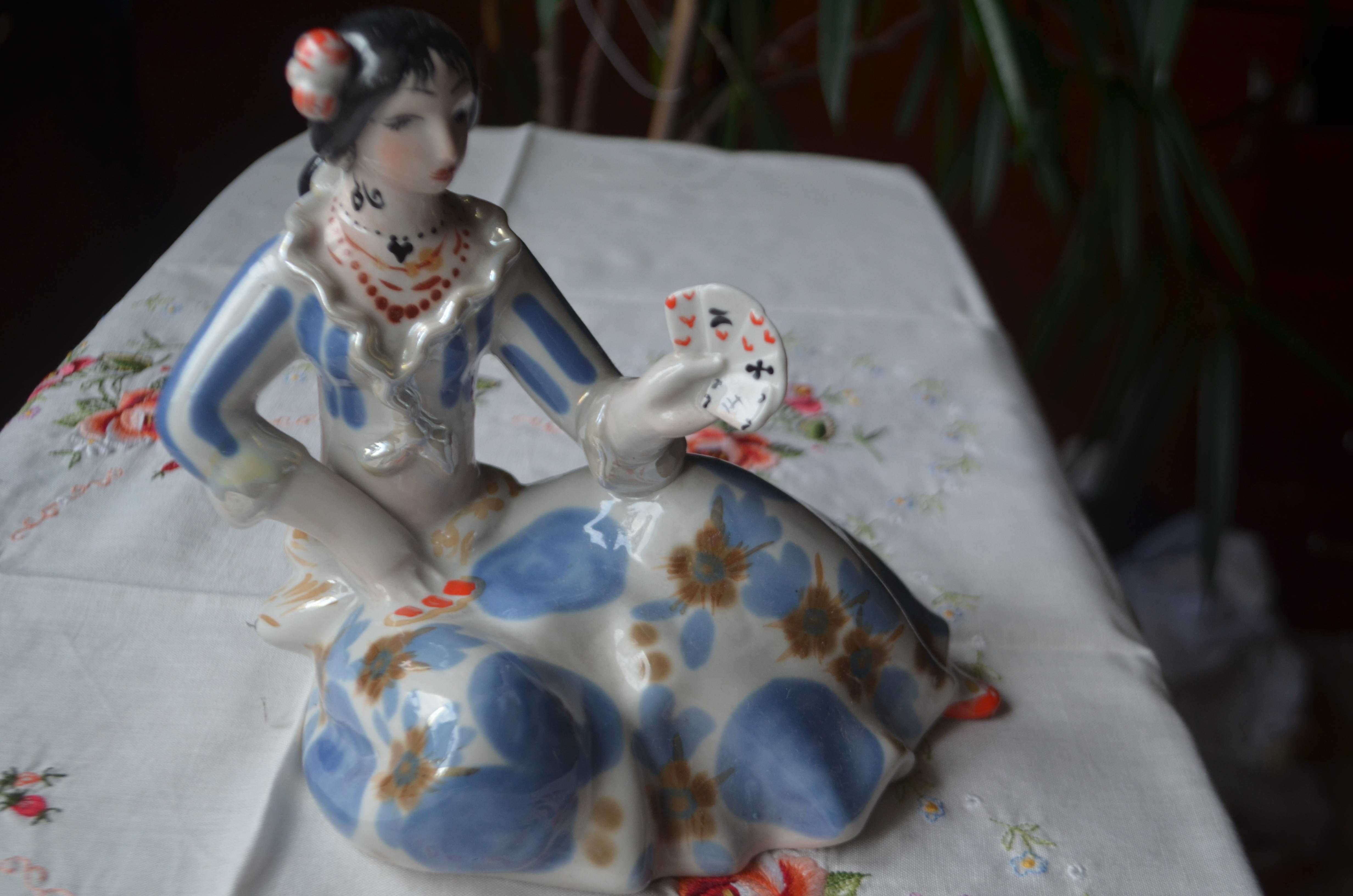 figurka porcelana Połonne cyganka z kartami