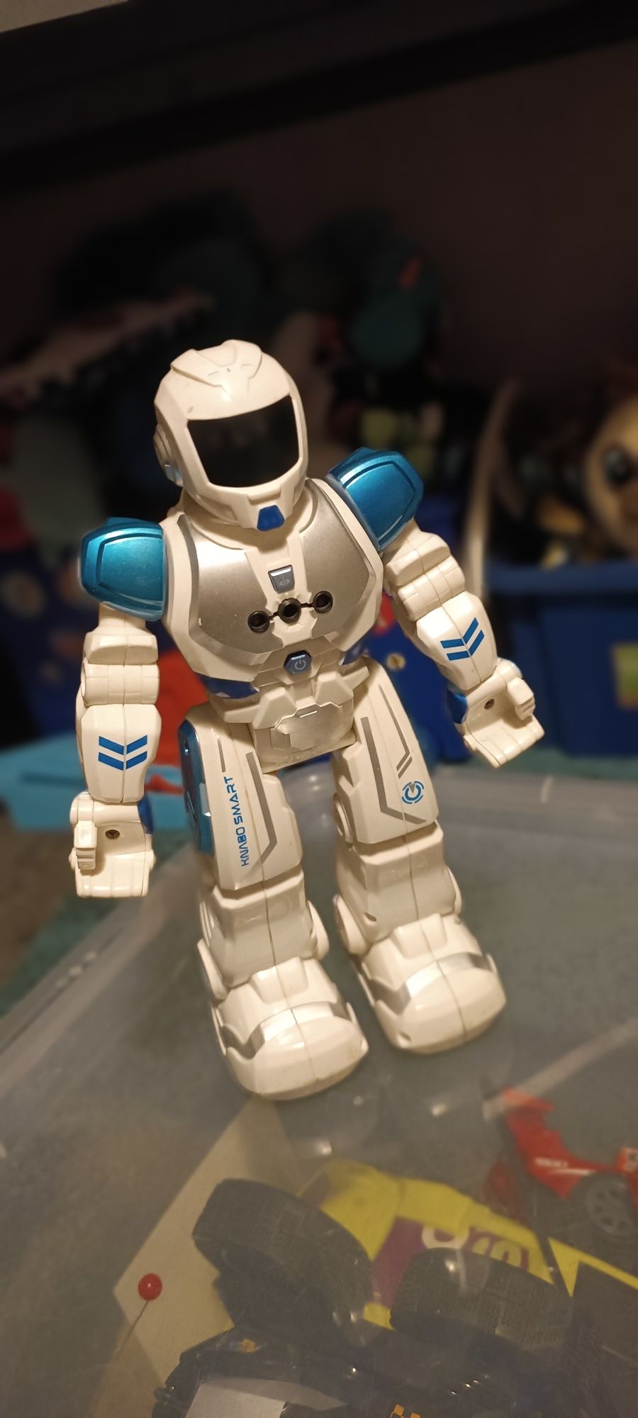 Robot knabo reaguje na ruch dłoni
