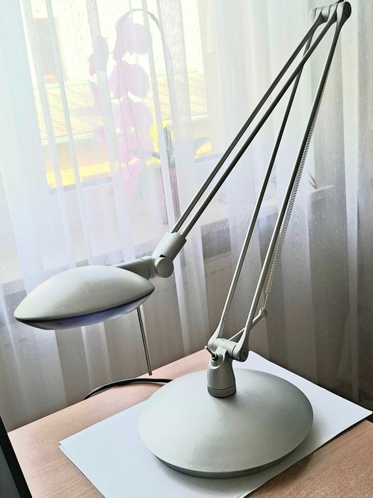 Lampa na biurko Ikea, modernistyczny kształt