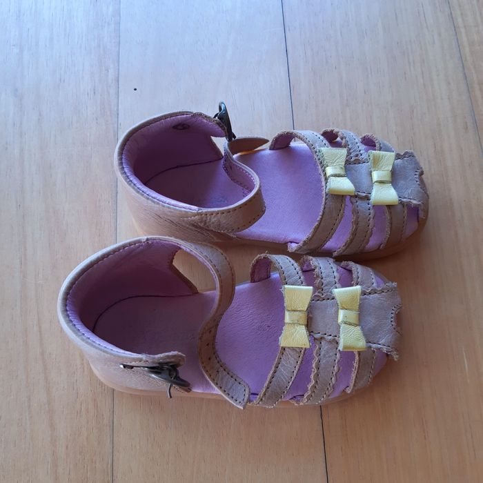 Sandálias em pele, bebe menina, tamanho 21