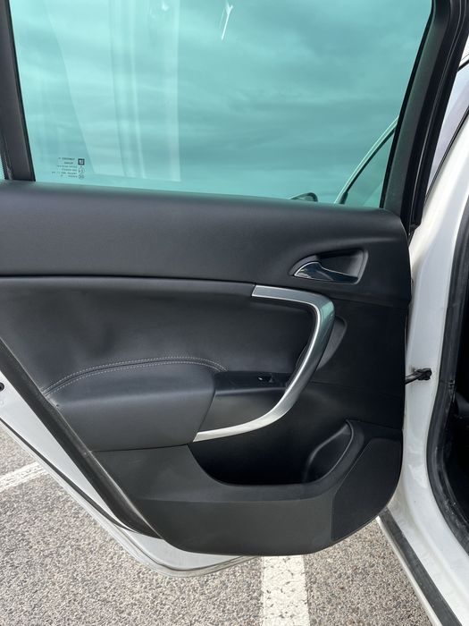 Opel Insignia CDTI {2.0}