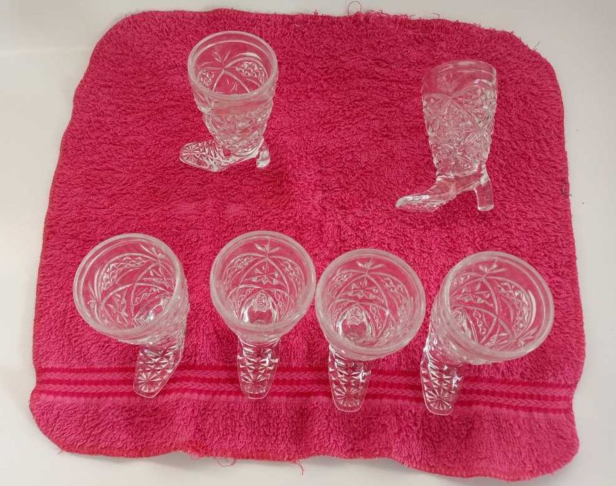 Рюмки з ніжками і підставками