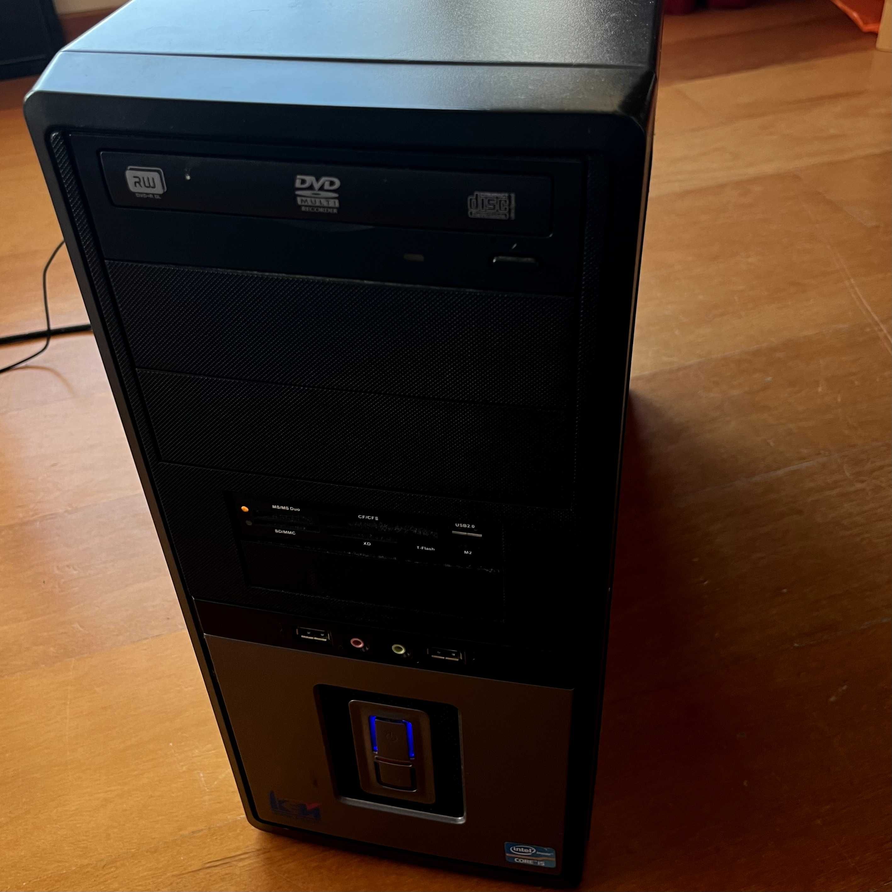 Equipamentos de informática (monitor, PC, teclado, rato)