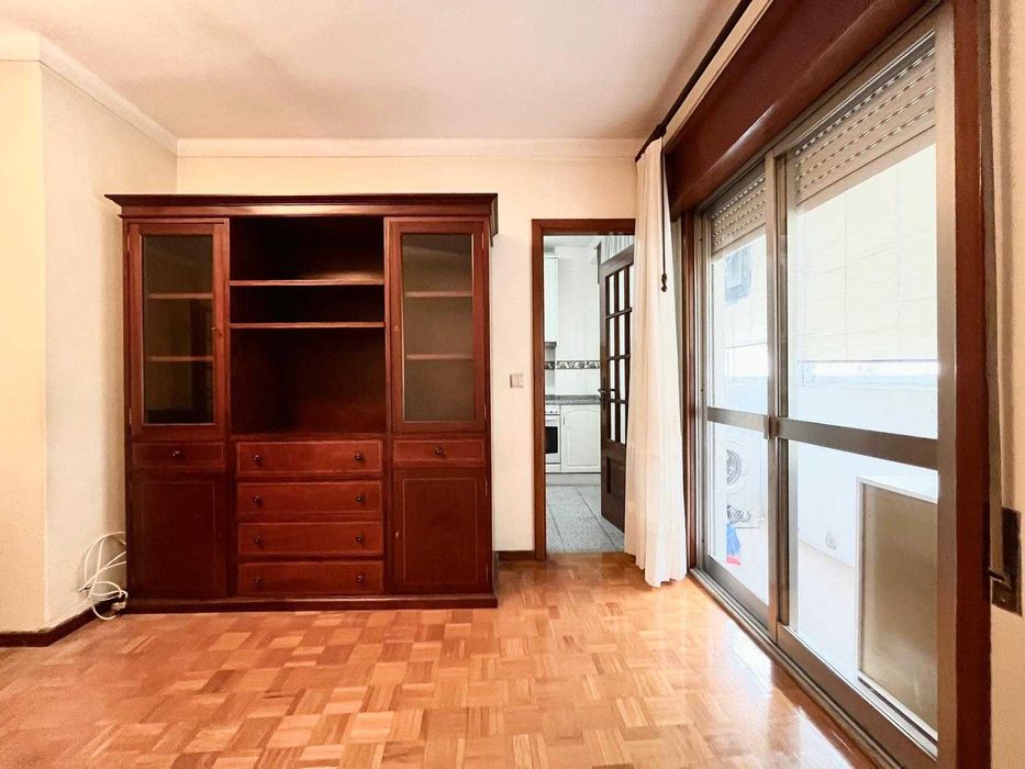 Mobília Sala de Jantar: Armário, Mesa e Quatro Cadeiras