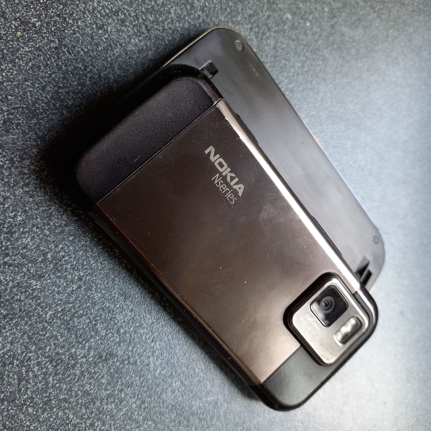 Nokia N97 mini z oryginalnym uchwytem i kablem.