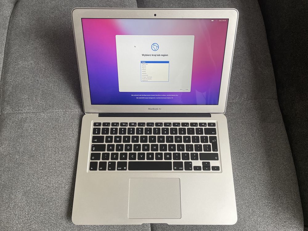 MacBook Air 2017 (8gb RAM, 125gb, Intel Core i5)