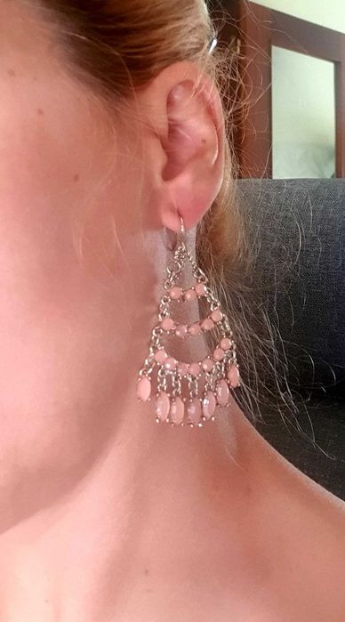 Brincos de pedras cor de rosa da marca Ladies First