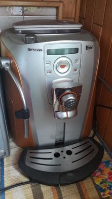 Ekspres  do. kawy  , sprawny  w  100 %  mało używany , srebrno -rudy