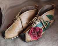 Шкіряне взуття з квіткою