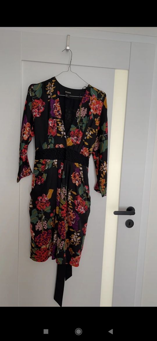 Sukienka H&M 38 M w kwiaty floral
Wiązana w talii
Elegancka