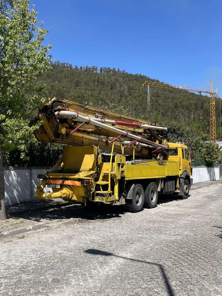 Auto-bomba lança betão