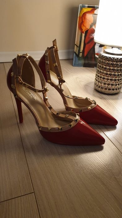 Szpilki czerwone lakierowane z ćwiekami rozmiar 38