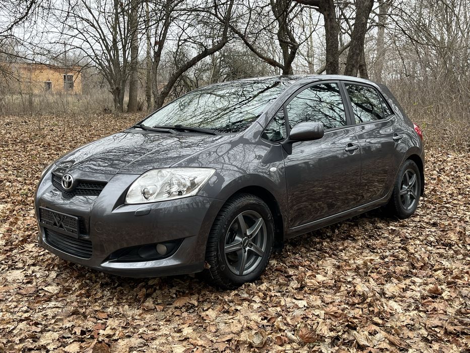 Тойота Auris 1.6 бензин
