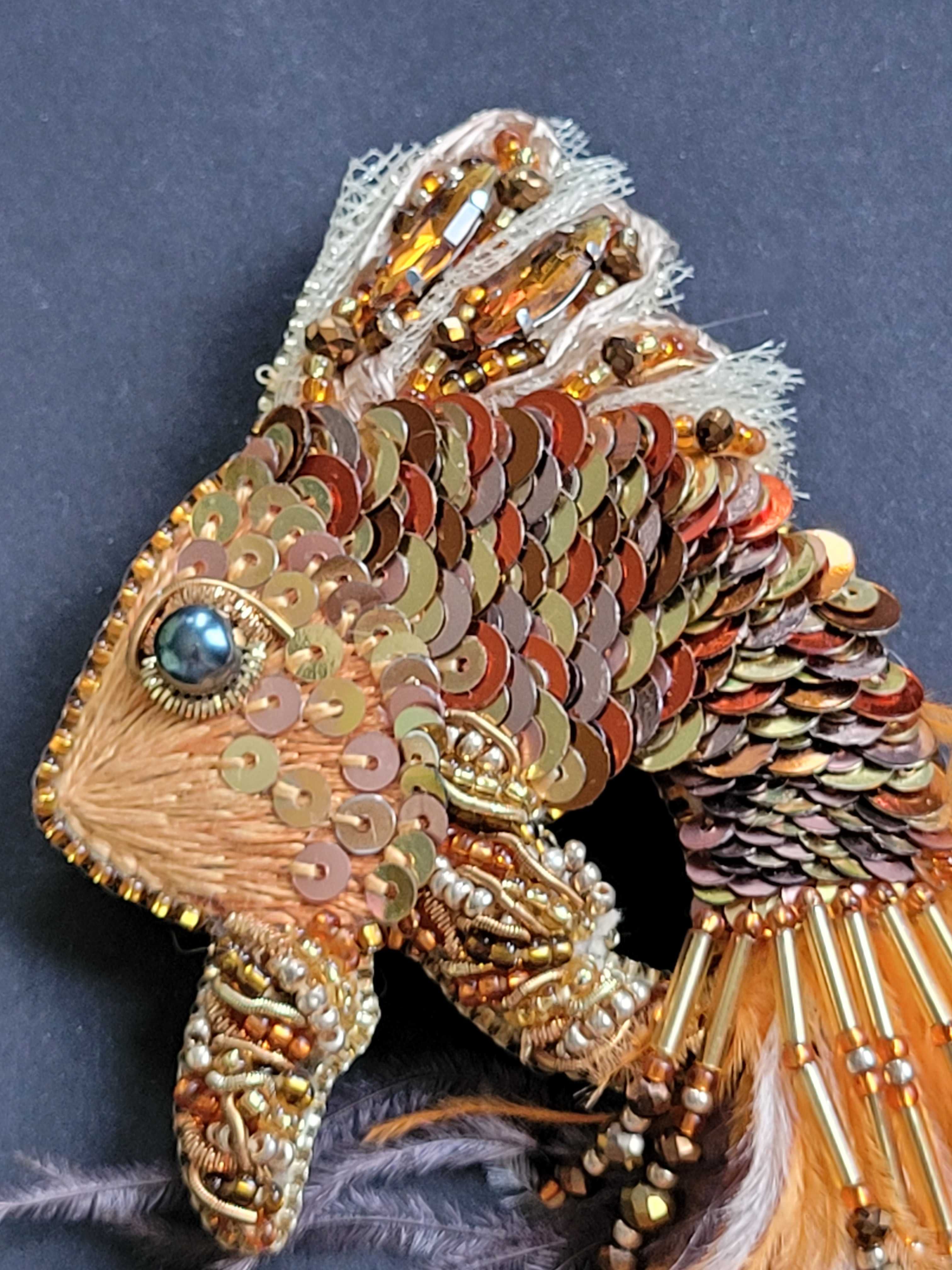 Broszka "Magiczna pomaranczowa rybka" zdobiona cekinami HANDMADE
