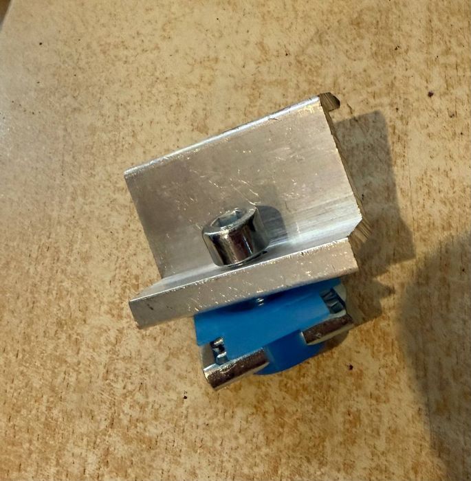 Прижими для сонячних панелей