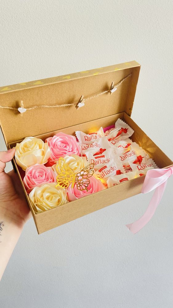 Cesta Charmosa – Rosas, LED, Varal de Fotos e Bombons