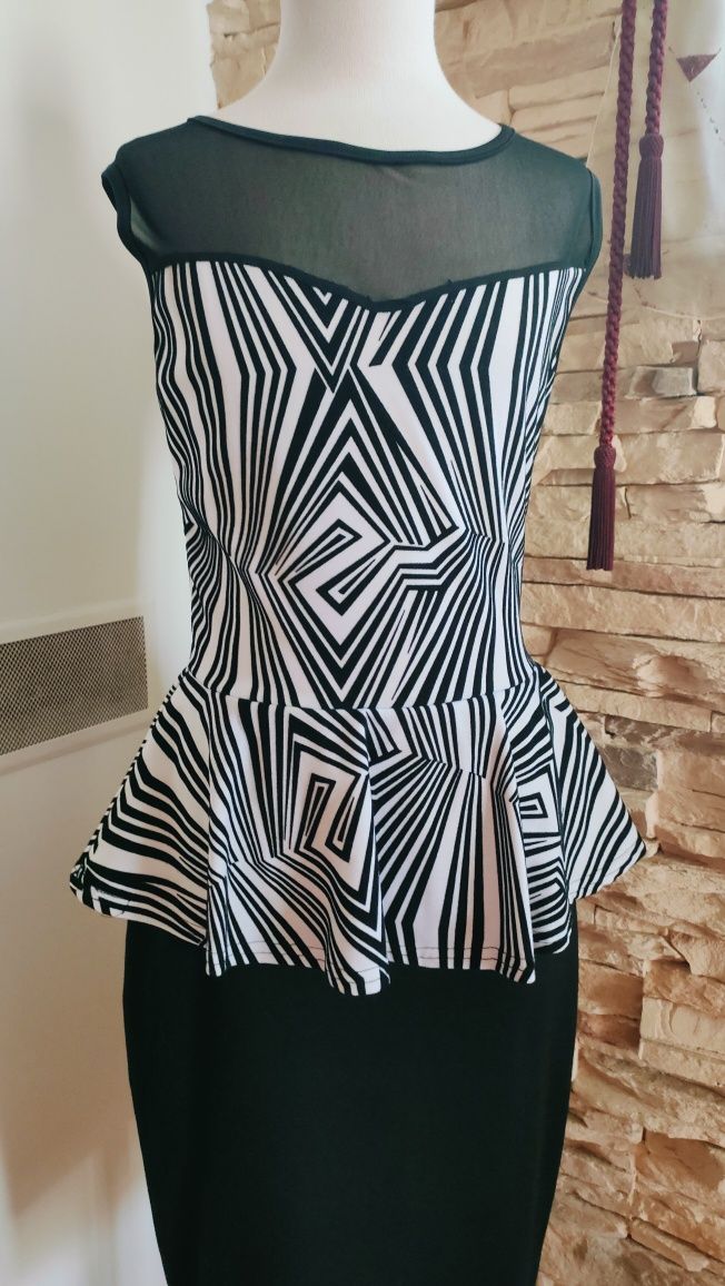 Vestido peplum com desenhos em veludo
