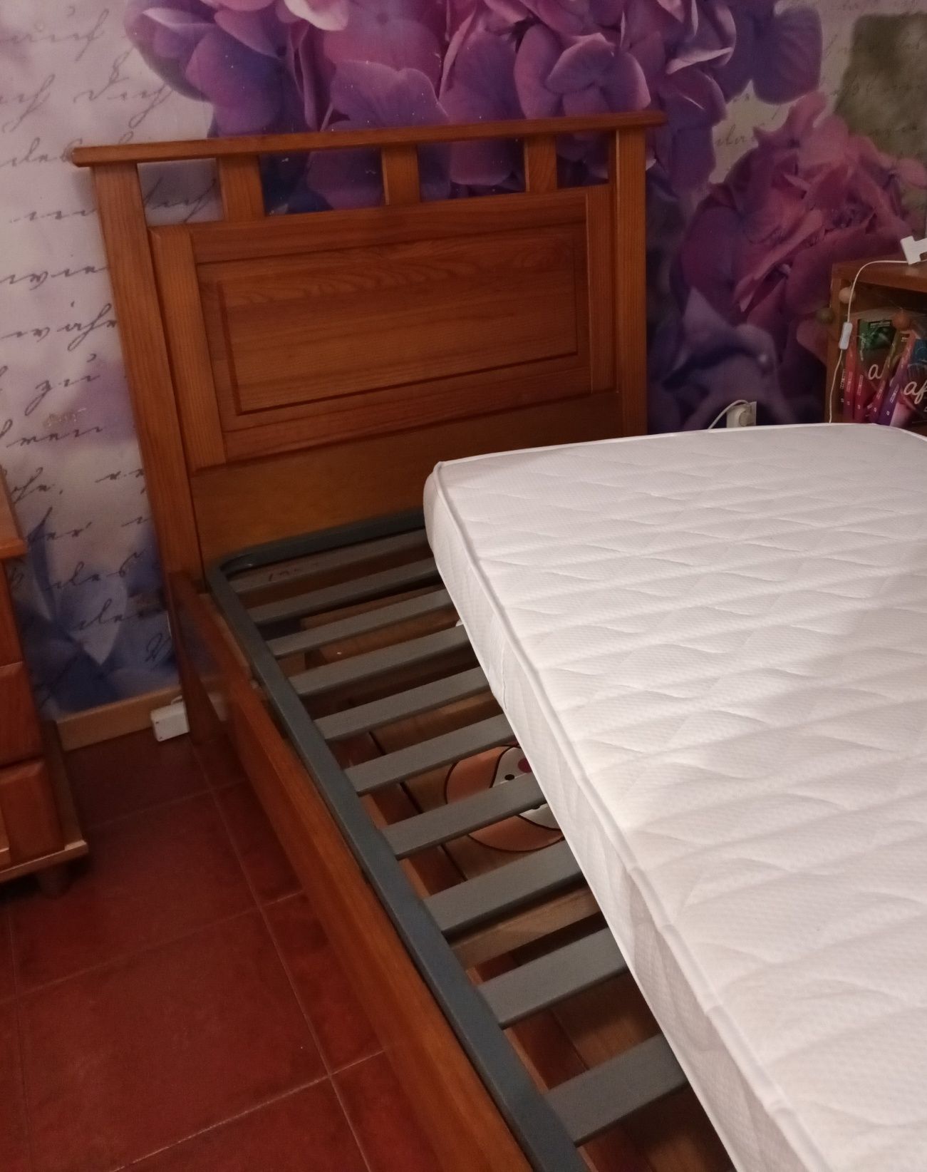 Cama e Mesa de Cabeceira