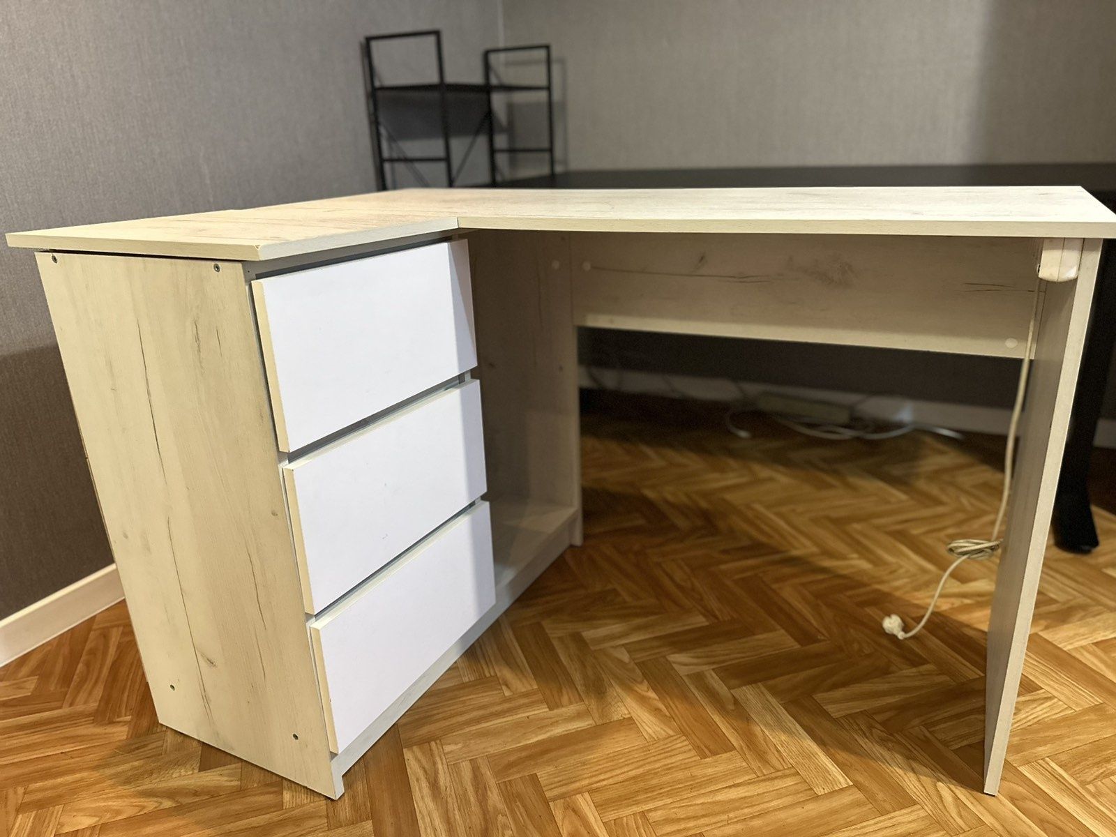 Продам почти новый компьютерный письменный стол.