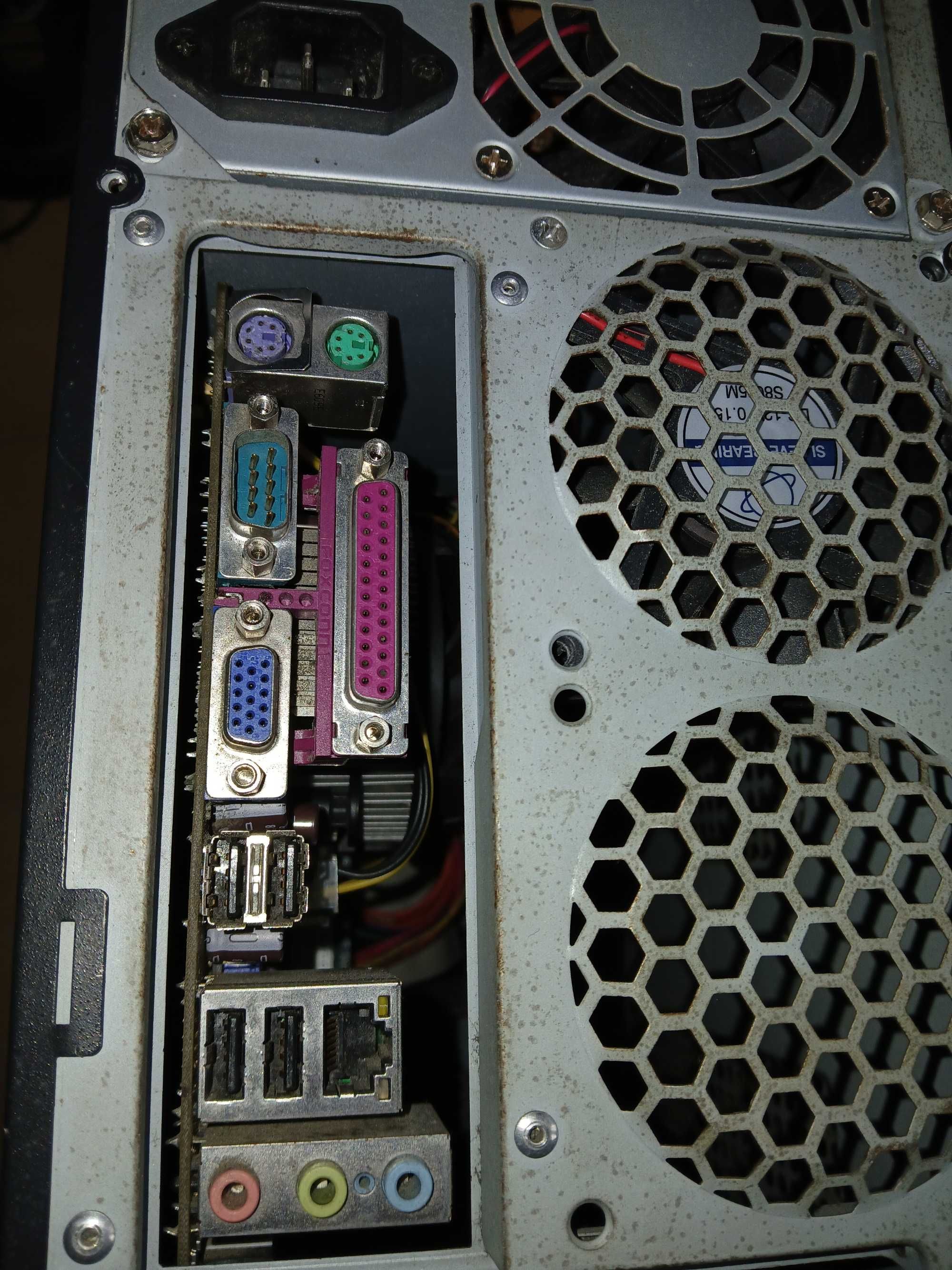 Torre PC desktop incompleto, com drive DVD (não sei se funciona)