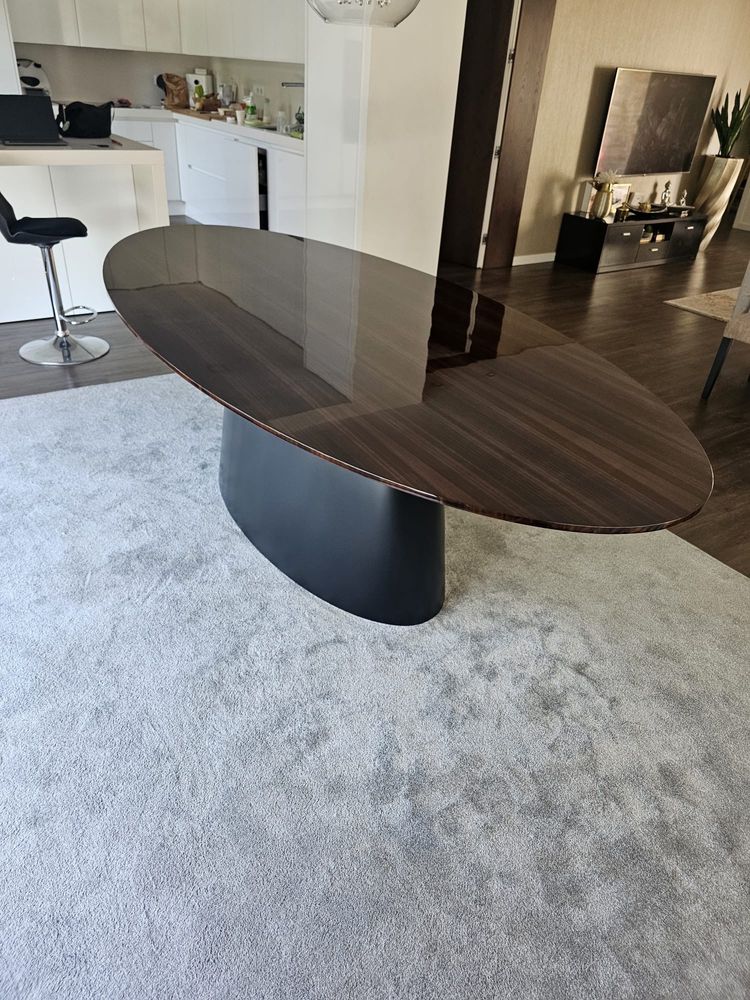 Mesa oval complectamente nova