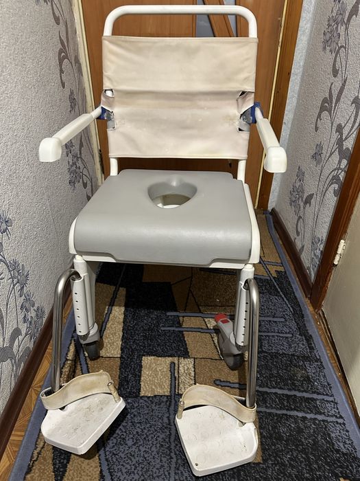 Санітарне крісло-туалет для людей з обмеженою рухливістю