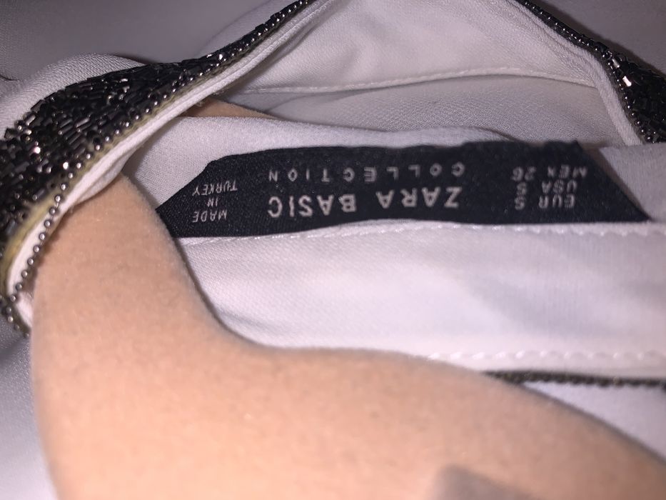 Top branco da Zara com missangas na gola