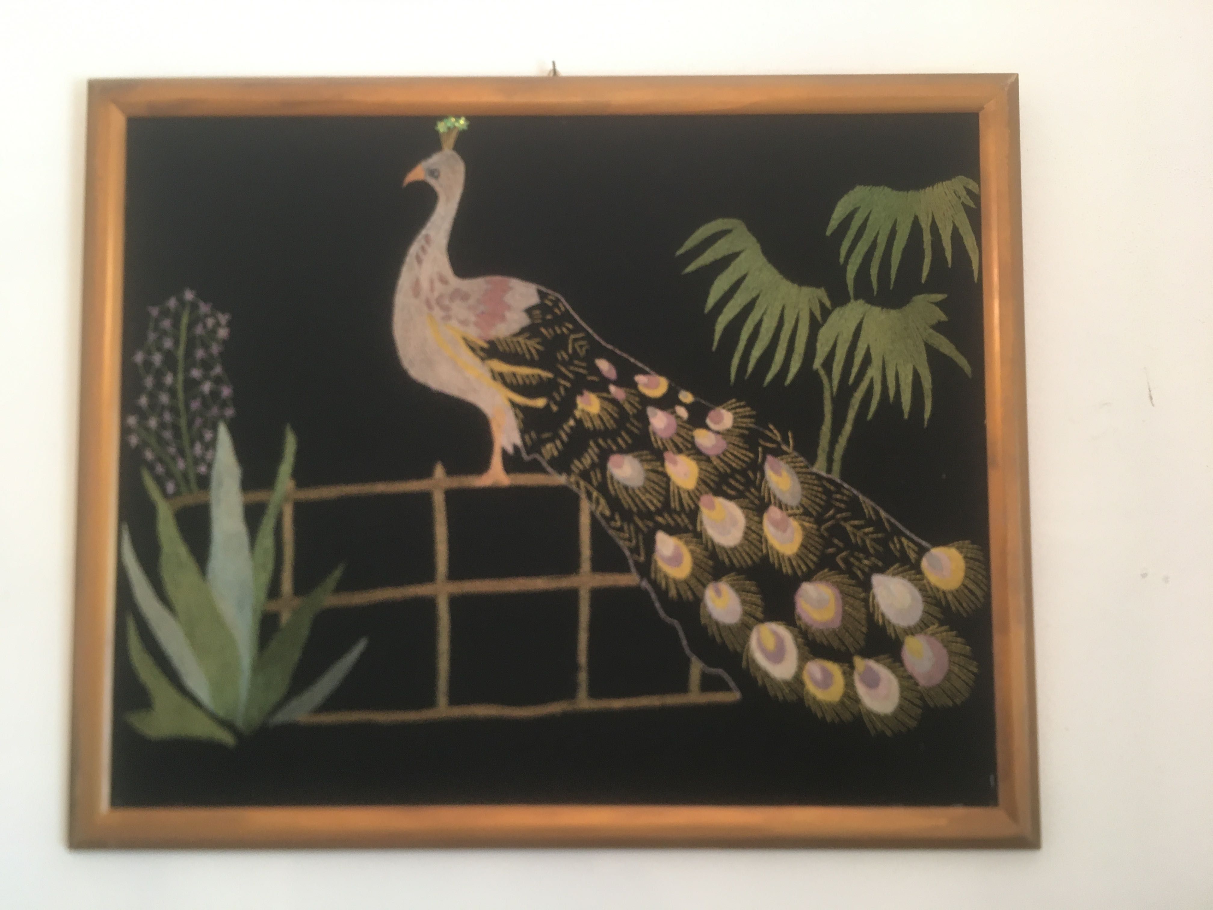 Imagem bordada à mão com um pavão
