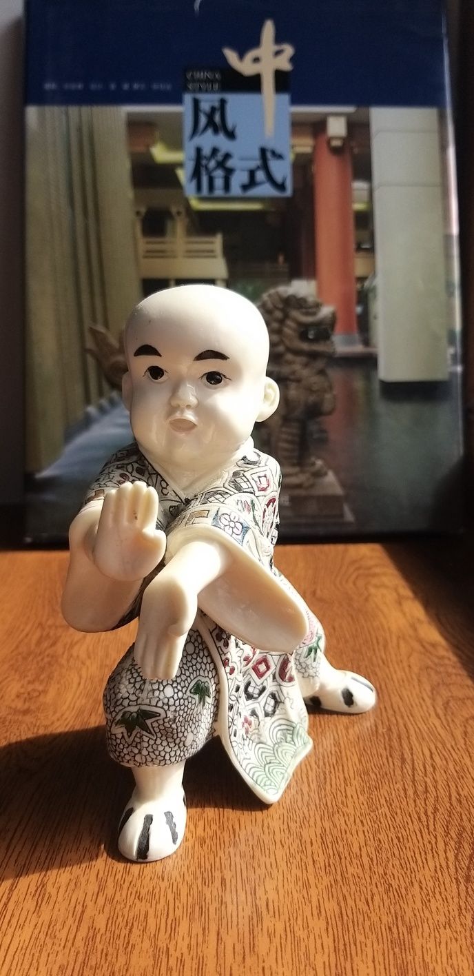 Китайська форфорова статуетка  колекційна  Хлопчик Кунг Фу