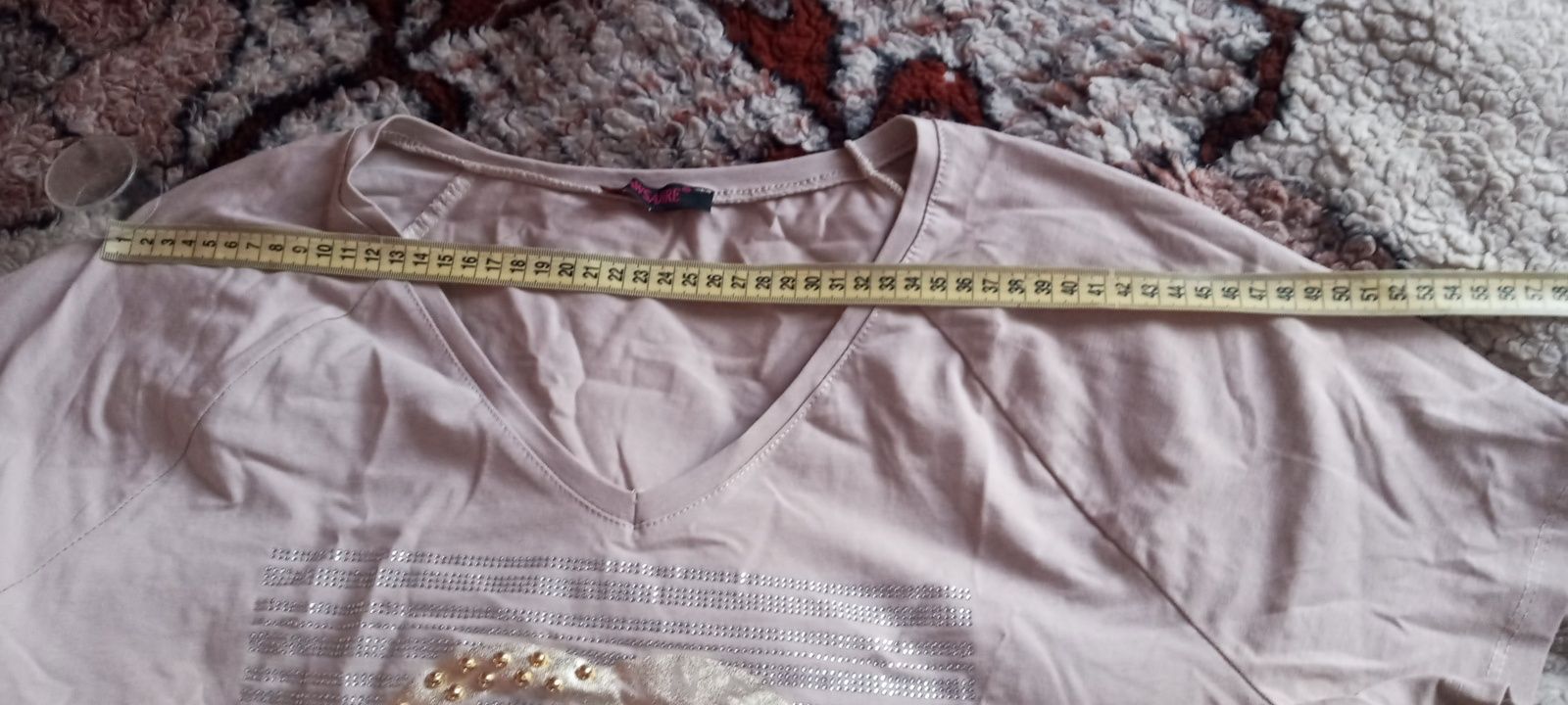 Beżowy t-shirt w serek.