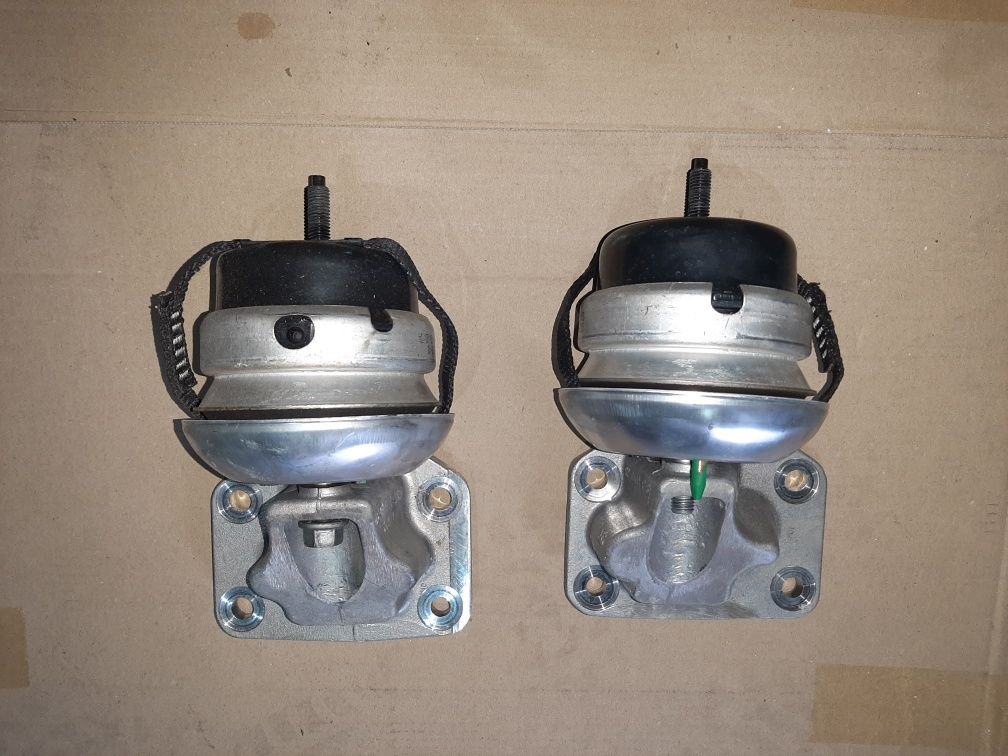 Lapa+poduszka silnika 6.0 v12 DB9 Aston Martin DBS