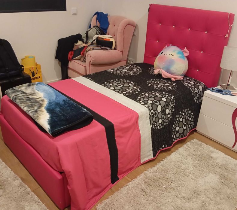 cama de solteiro, toda estufada em rosa, com estrado elevatório.