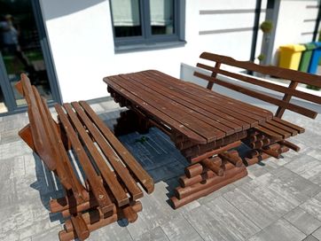 Drewniany zestaw ogrodowy z huśtawką i dwoma krzesłami