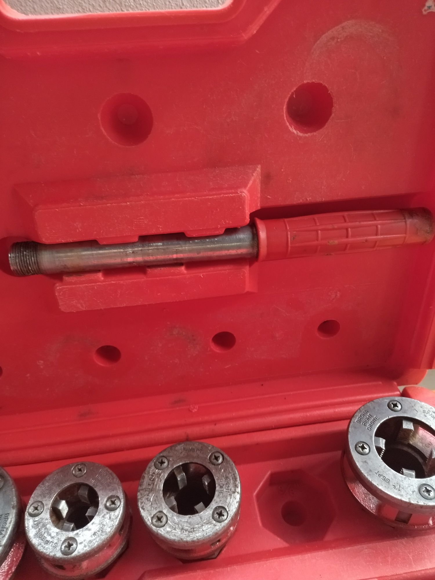 Máquina de fazer roscas em tubos