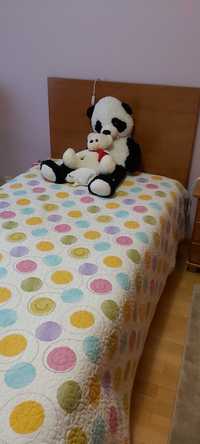 Quarto com cama individual colchão cómoda camiseiro e mesa cabeceira.