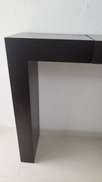 Aparador em madeira maciça wengue, com 4 tons de degradê.