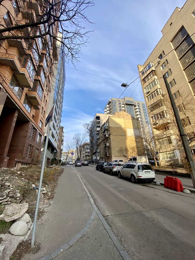 Продам Підземне Паркомісце Київ вул.Гоголівська 43 Торг