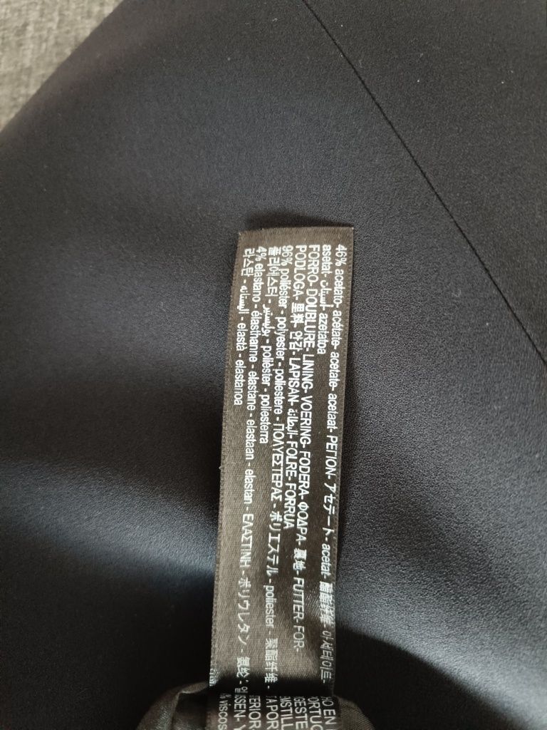 Sukienka ze złotym łańcuszkiem Mała czarna Massimo Dutti 38