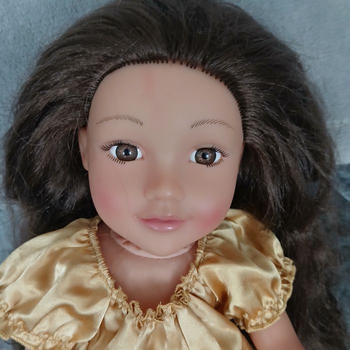 Śliczna lalka z długimi włosami.