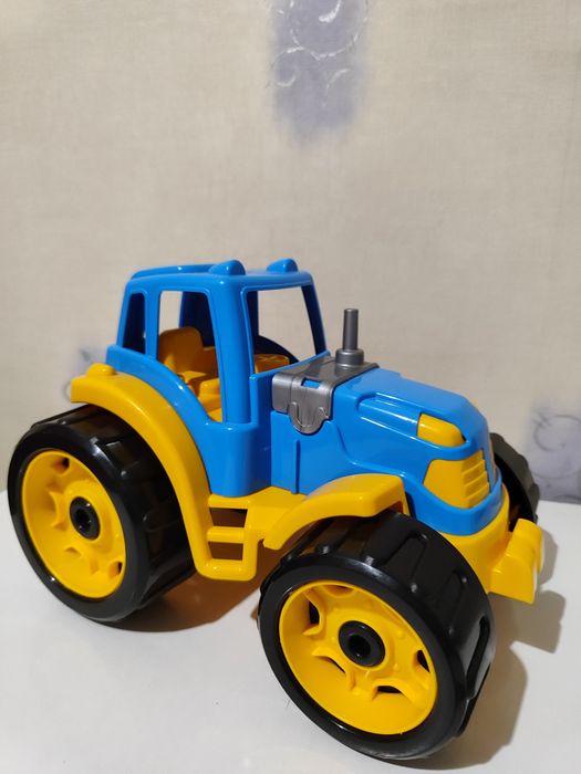 Трактор. Іграшка
