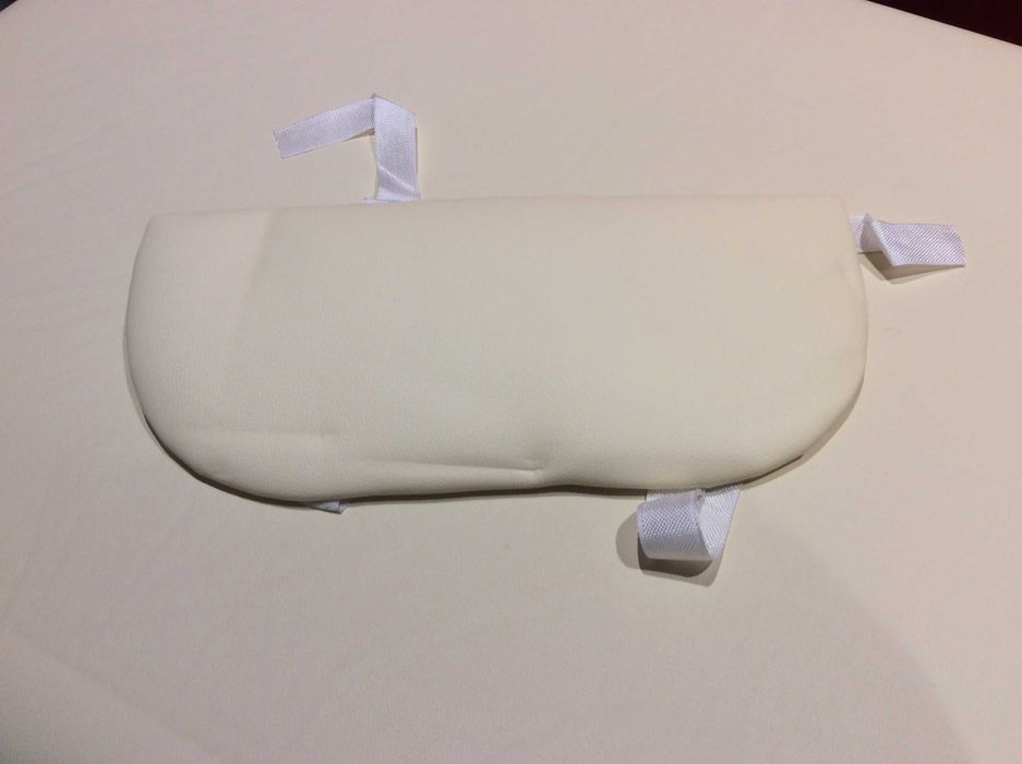 Łóżko do masażu kompletne w pokrowcu.